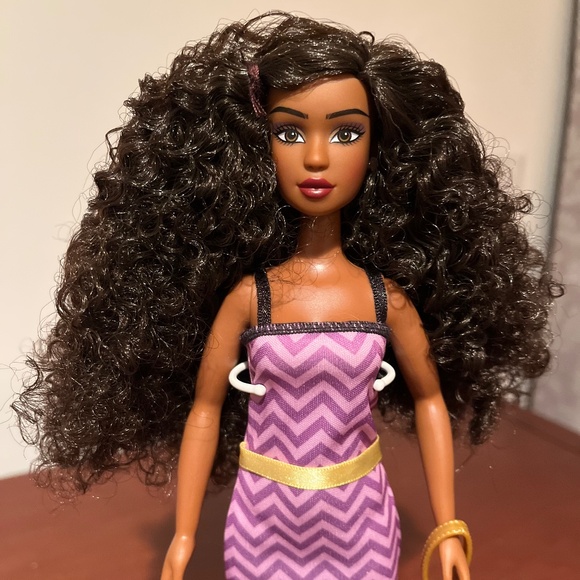 Naturalistas 11.5 inch Fashion Doll Danya and with 3C Textured Hair - Picture 1 of 5